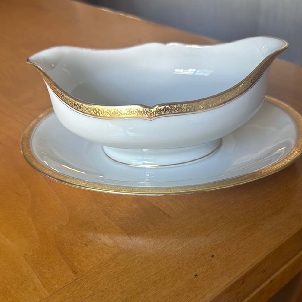 Elegant White and Gold Porcelain Gravy Boat Set